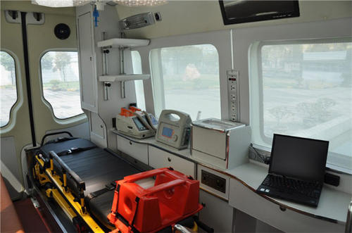 崇阳县救护车内部